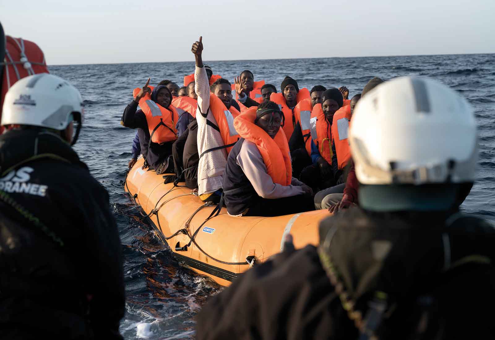 Flyktingar väntar i en gummibåt